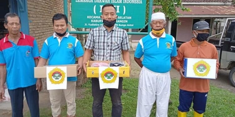LDII Merangin Bagi Masker di Pasar Desa Bunga Antoi